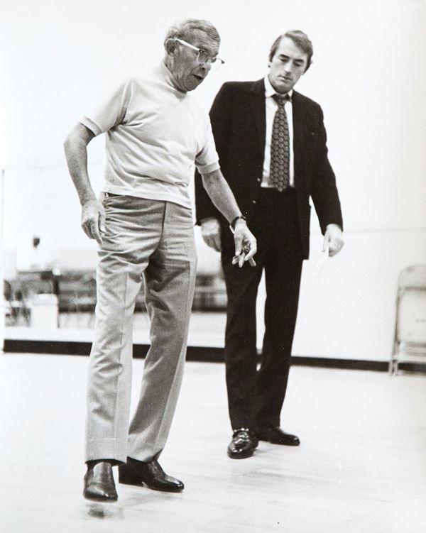 Pierluigi Praturlon : Gregory Peck balla con George   - Asta Fotografia - Incanto Casa d'Aste e Galleria