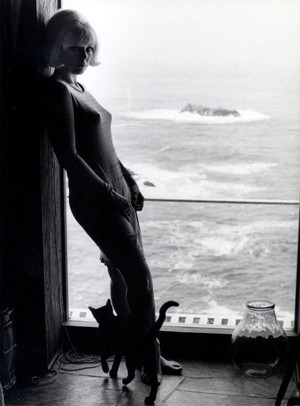 Pierluigi Praturlon - Kim Novak posa nella sua casa 