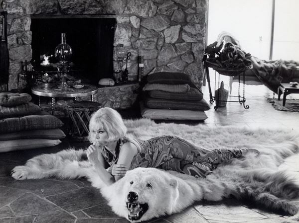 Pierluigi Praturlon - Kim Novak posa nella sua casa 
