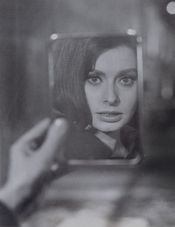 Pierluigi Praturlon : Sofia Loren allo specchio sul   - Auction Fotografia - Incanto Casa d'Aste e Galleria
