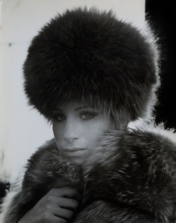 Pierluigi Praturlon : Barbara Streisand vestita di p  - Asta Fotografia - Incanto Casa d'Aste e Galleria
