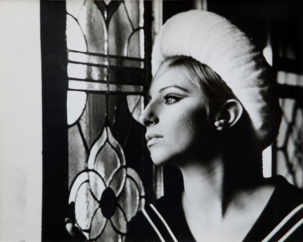 Pierluigi Praturlon : Barbara Streisand alla finestr  - Asta Fotografia - Incanto Casa d'Aste e Galleria