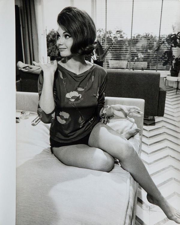 Pierluigi Praturlon : Sylva Koscina seduta sul letto  - Asta Fotografia - Incanto Casa d'Aste e Galleria
