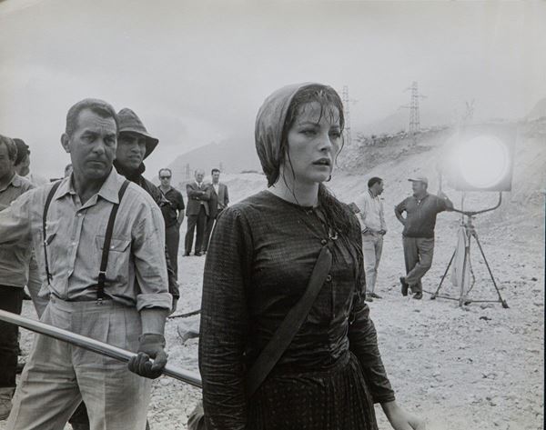 Pierluigi Praturlon - Virna Lisi sul set esterno del