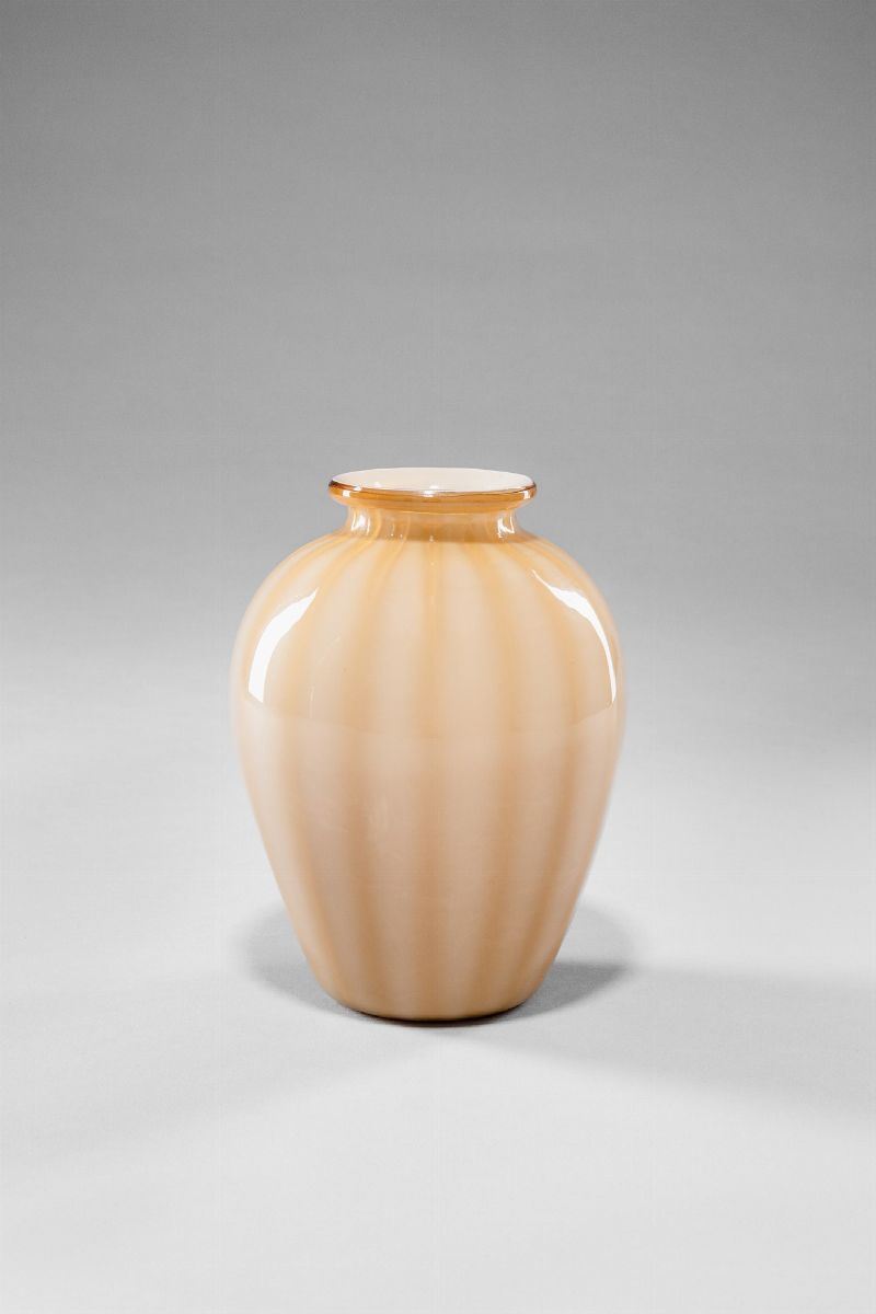 Vaso lievemente costolato