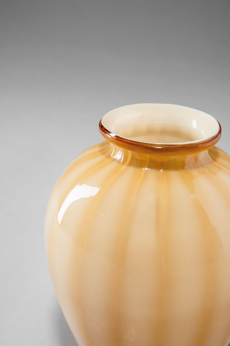 Vaso lievemente costolato