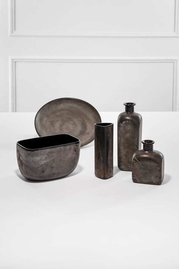 Alfredo Barbini - Due bottiglie, due vasi e un piatto in vetro scavo