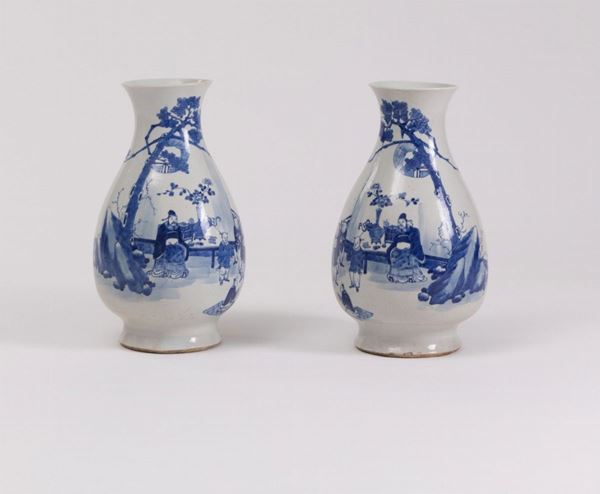 Coppia di vasi in porcellana bianca e blu - Cina XIX sec.