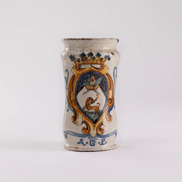 Albarello in maiolica con stemma coronato