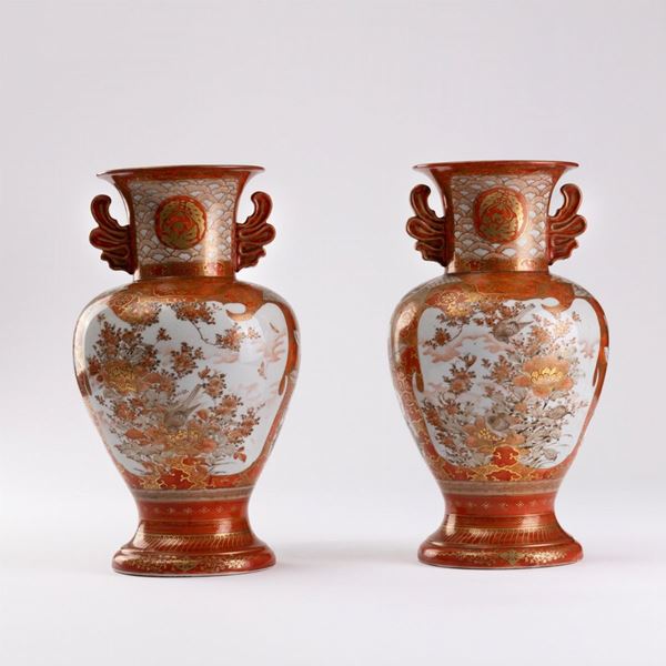 Coppia di vasi ad anfora in porcellana - Giappone, XIX sec.