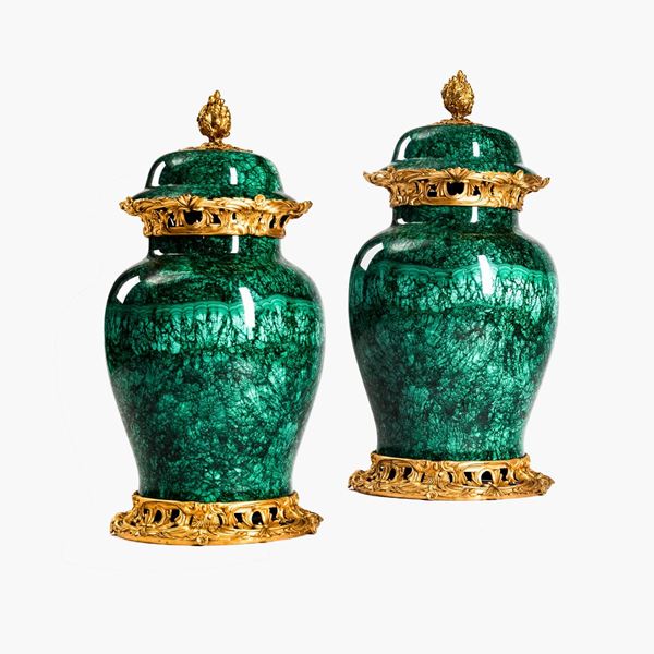 Due grandi potiches in malachite e bronzo dorato