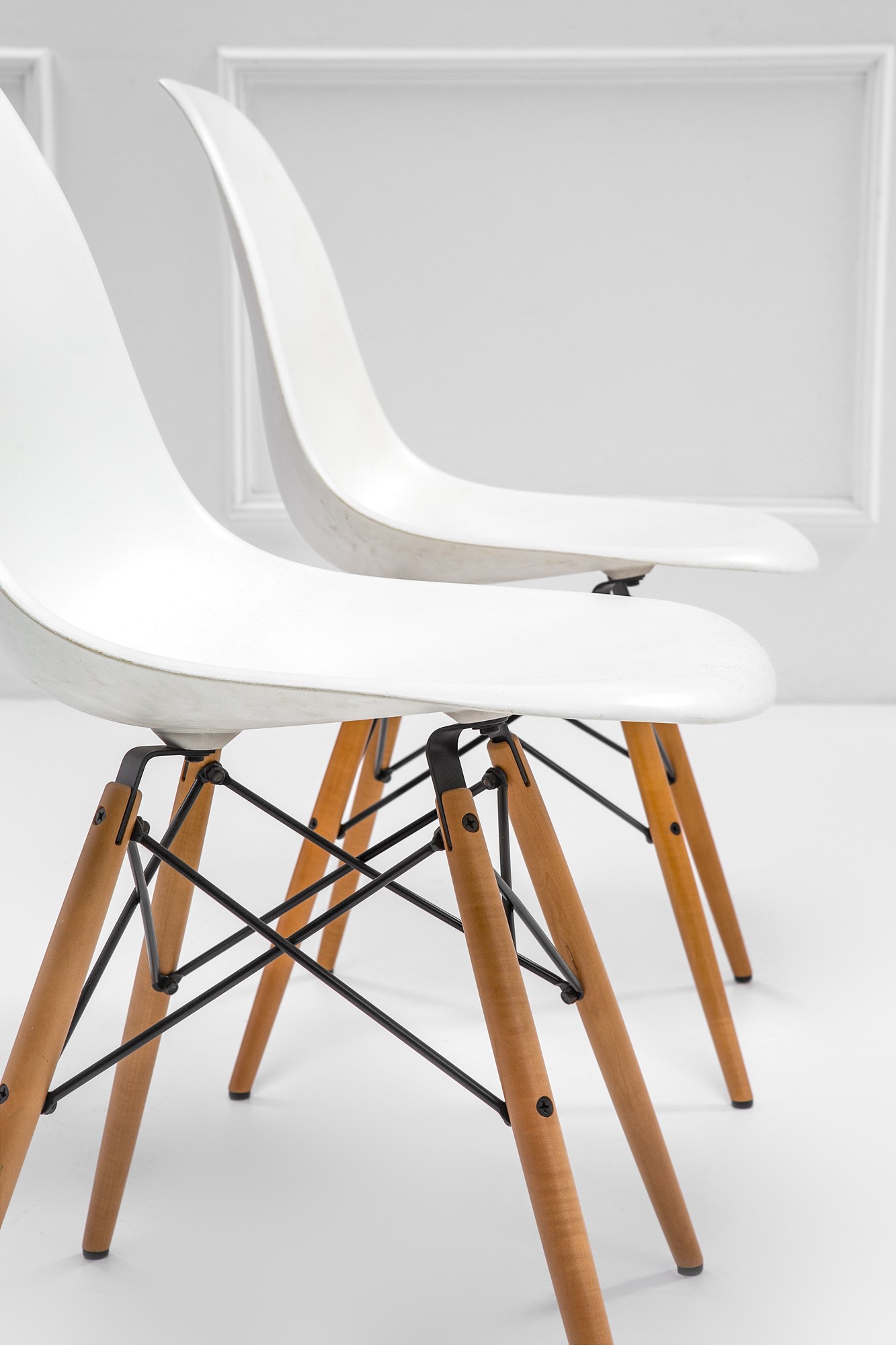 Charles e Ray Eames - Quattro sedie modello Plastic Side Chair, 2014