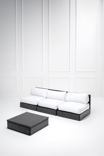 Salotto Composto da Tre Sedute e un Tavolo Basso della Serie Sofabank