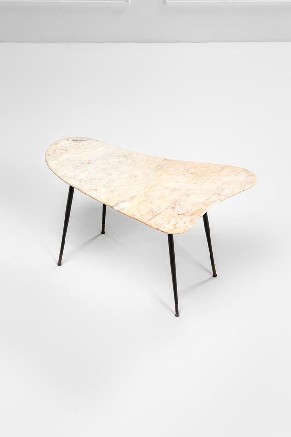 Tavolo basso con piano sagomato