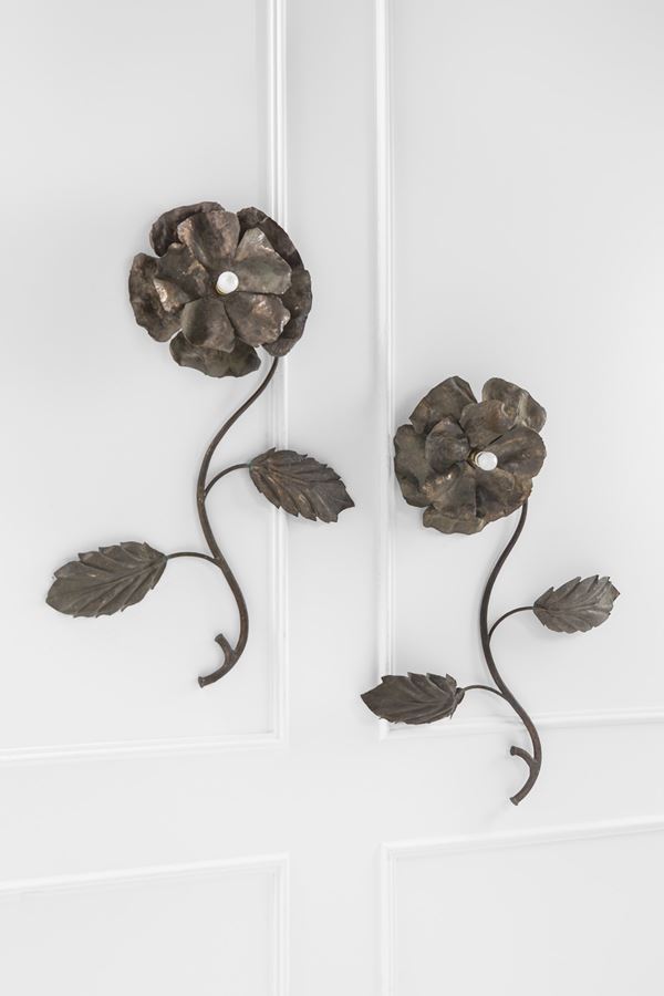 Due grandi lampade da parete a guisa di fiore