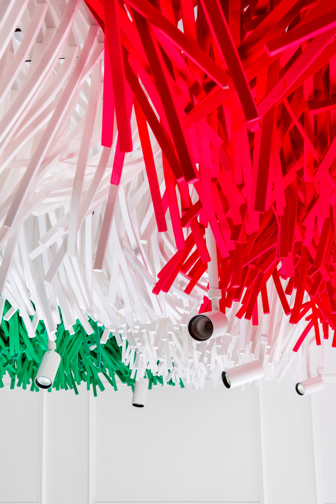 Installazione da soffitto con illuminazione Flos