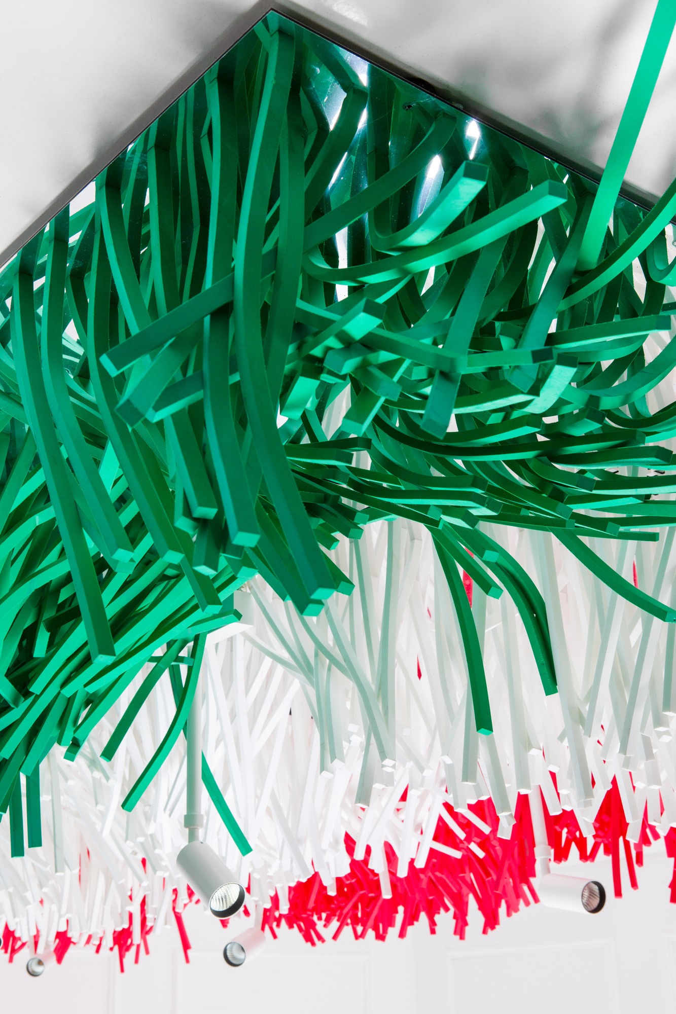 Installazione da soffitto con illuminazione Flos