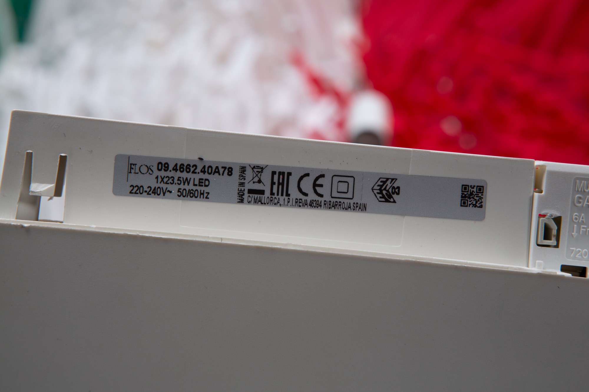 Installazione da soffitto con illuminazione Flos