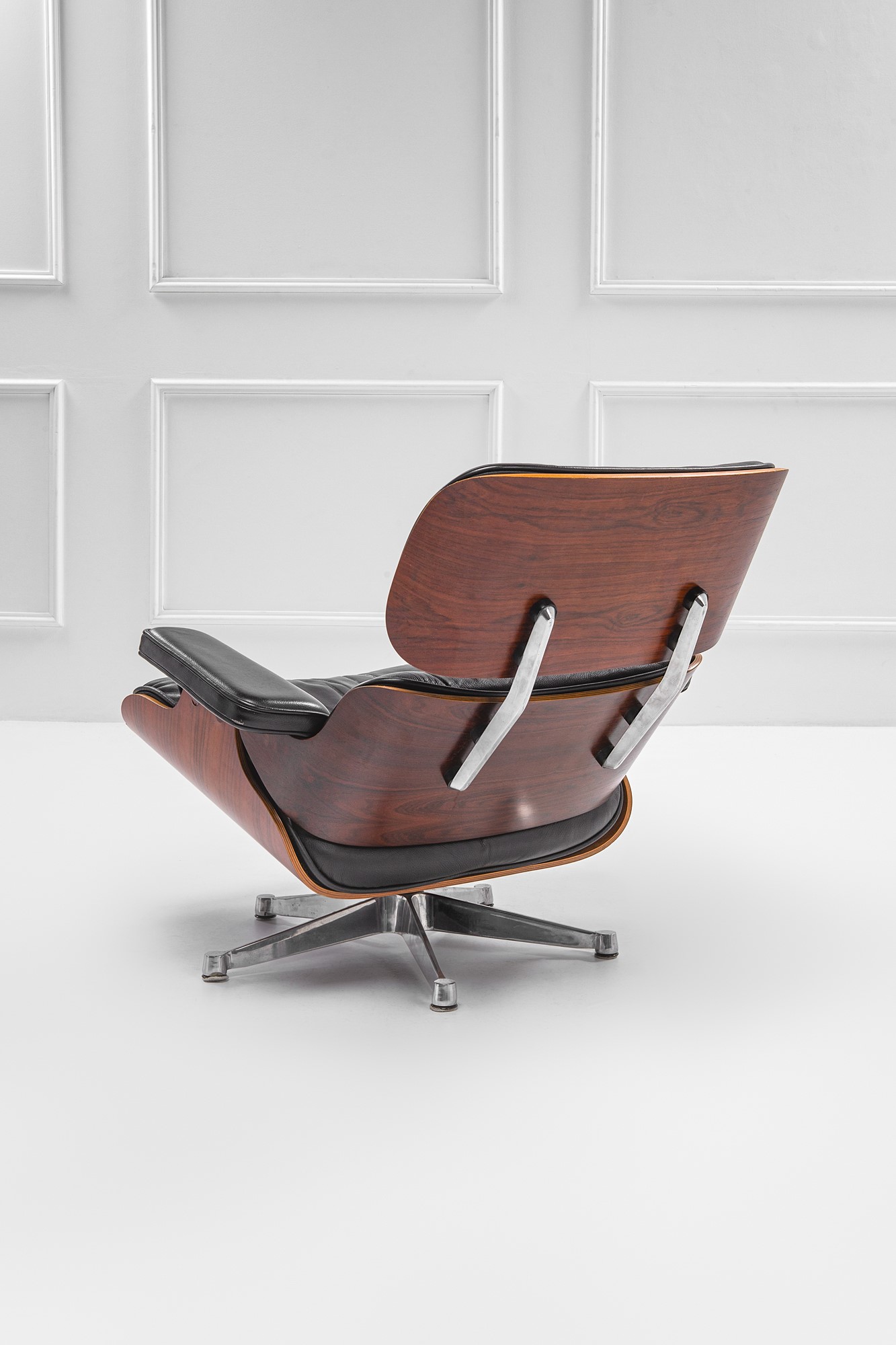 Poltrona mod. 670 e poggiapiedi mod. 671