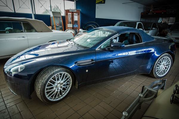 Aston Martin - V8 Vantage Roadster