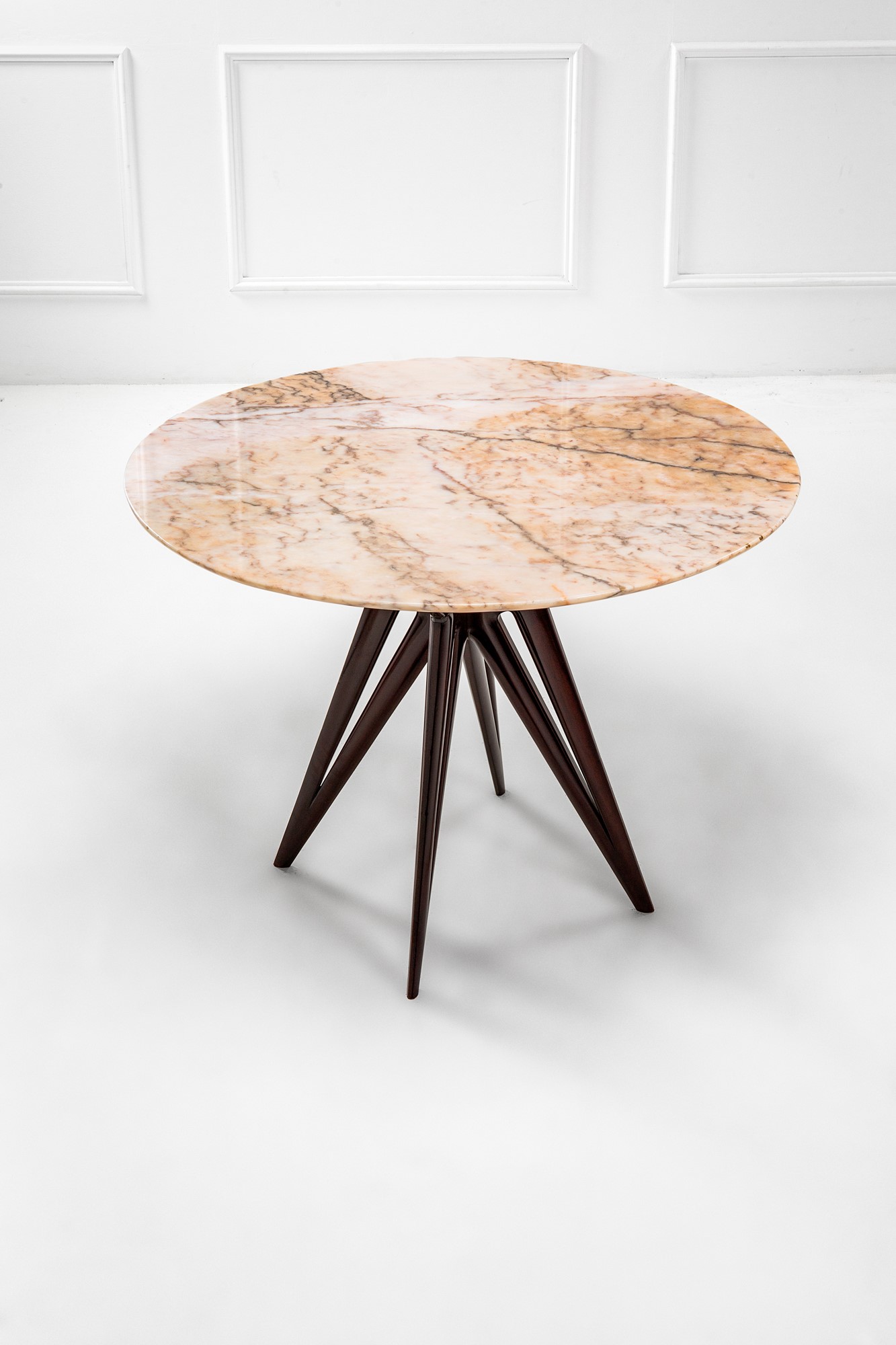 Tavolo con piano circolare