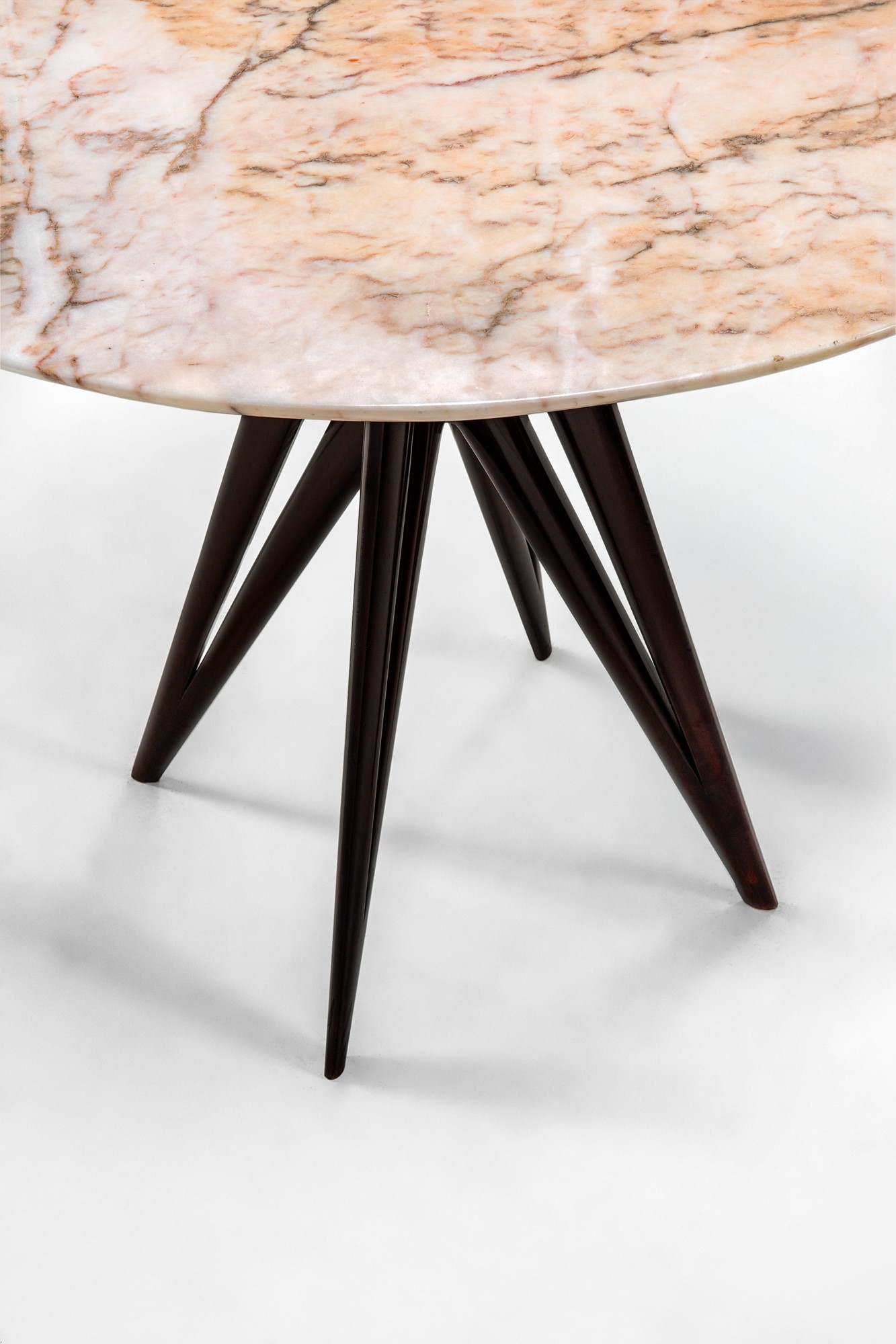 Tavolo con piano circolare