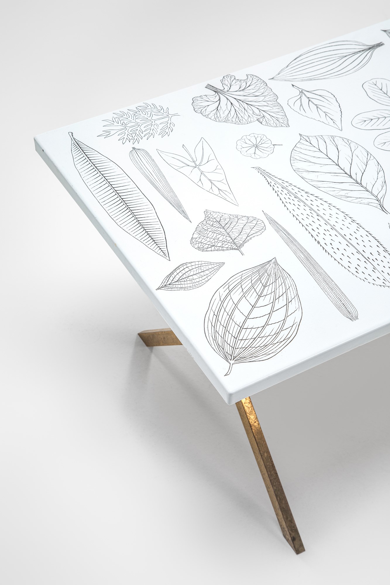 Tavolino con decoro Foglie