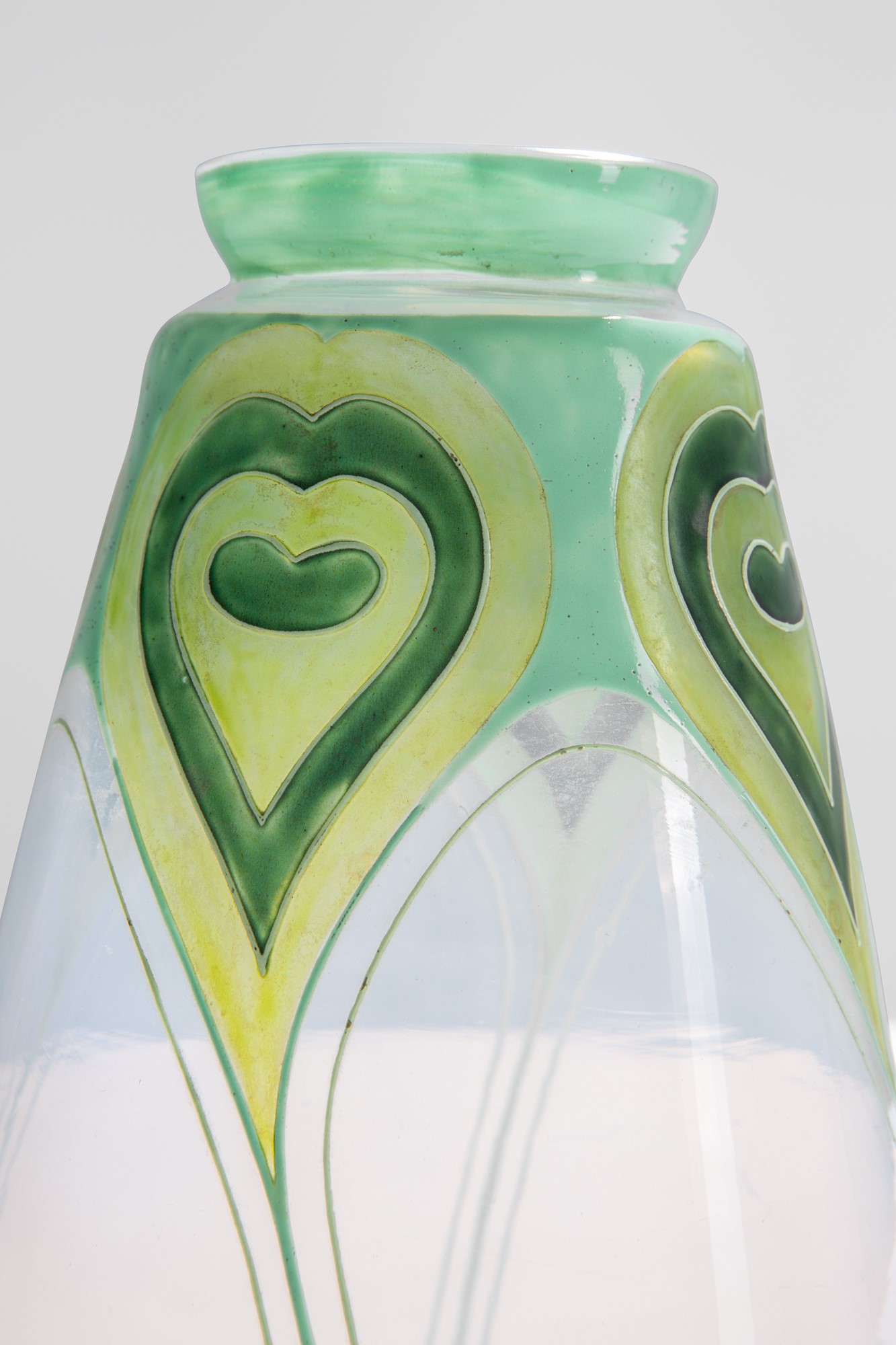 Vaso con decoro a smalti policromi