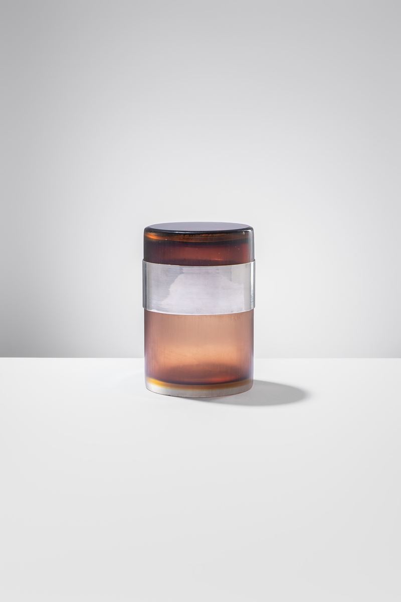 Vaso cilindrico con coperchio e fascia in argento