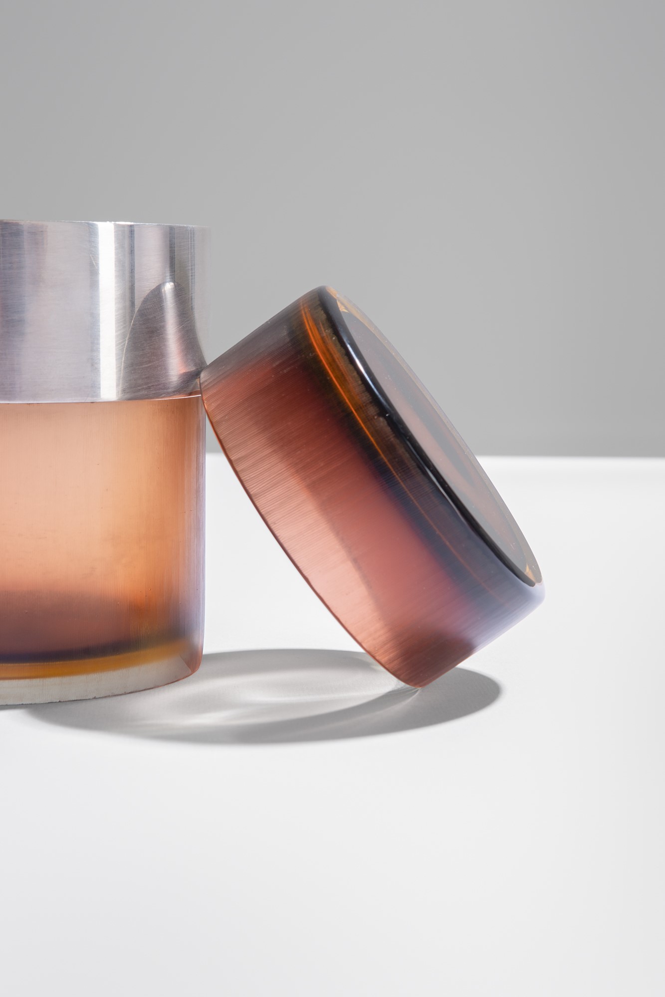 Vaso cilindrico con coperchio e fascia in argento