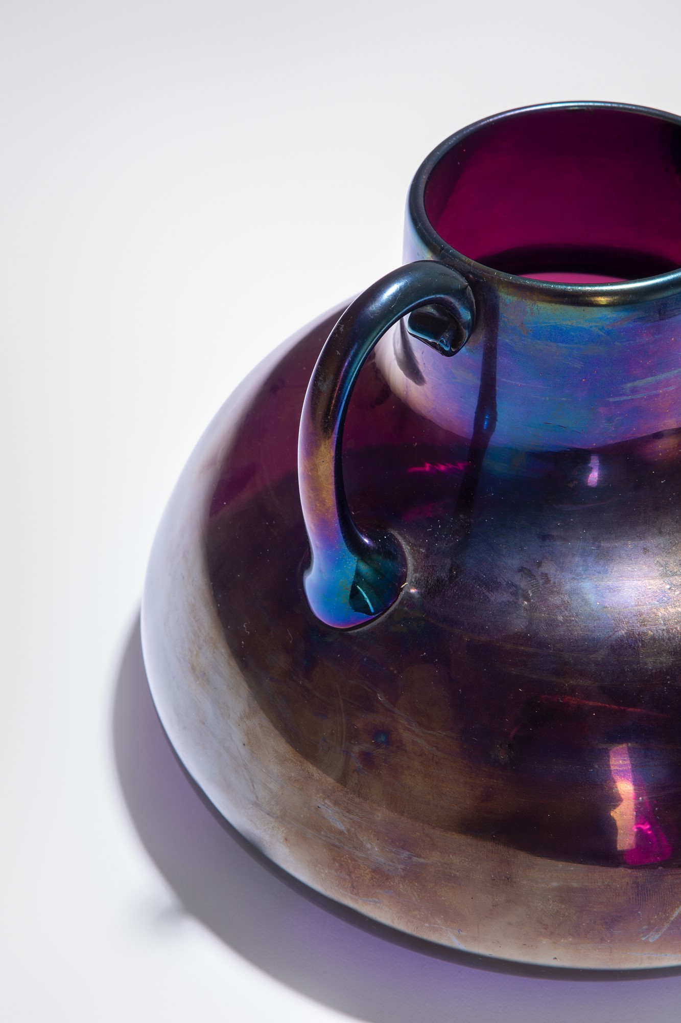 Vaso con manici fortemente iridato