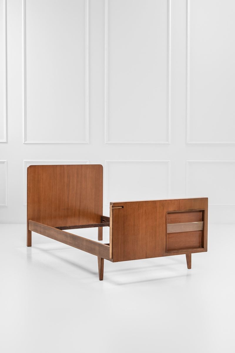 Letto con portariviste e scrittoio estraibile