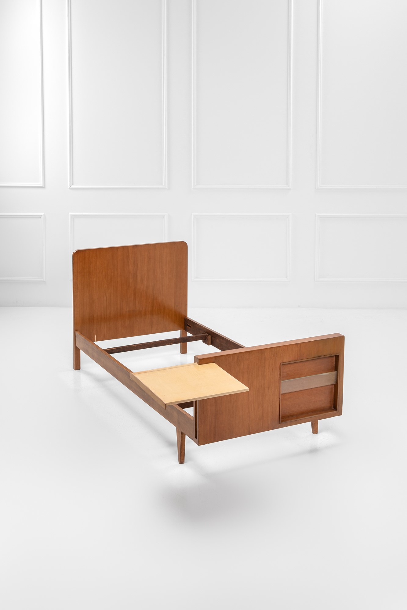 Letto con portariviste e scrittoio estraibile