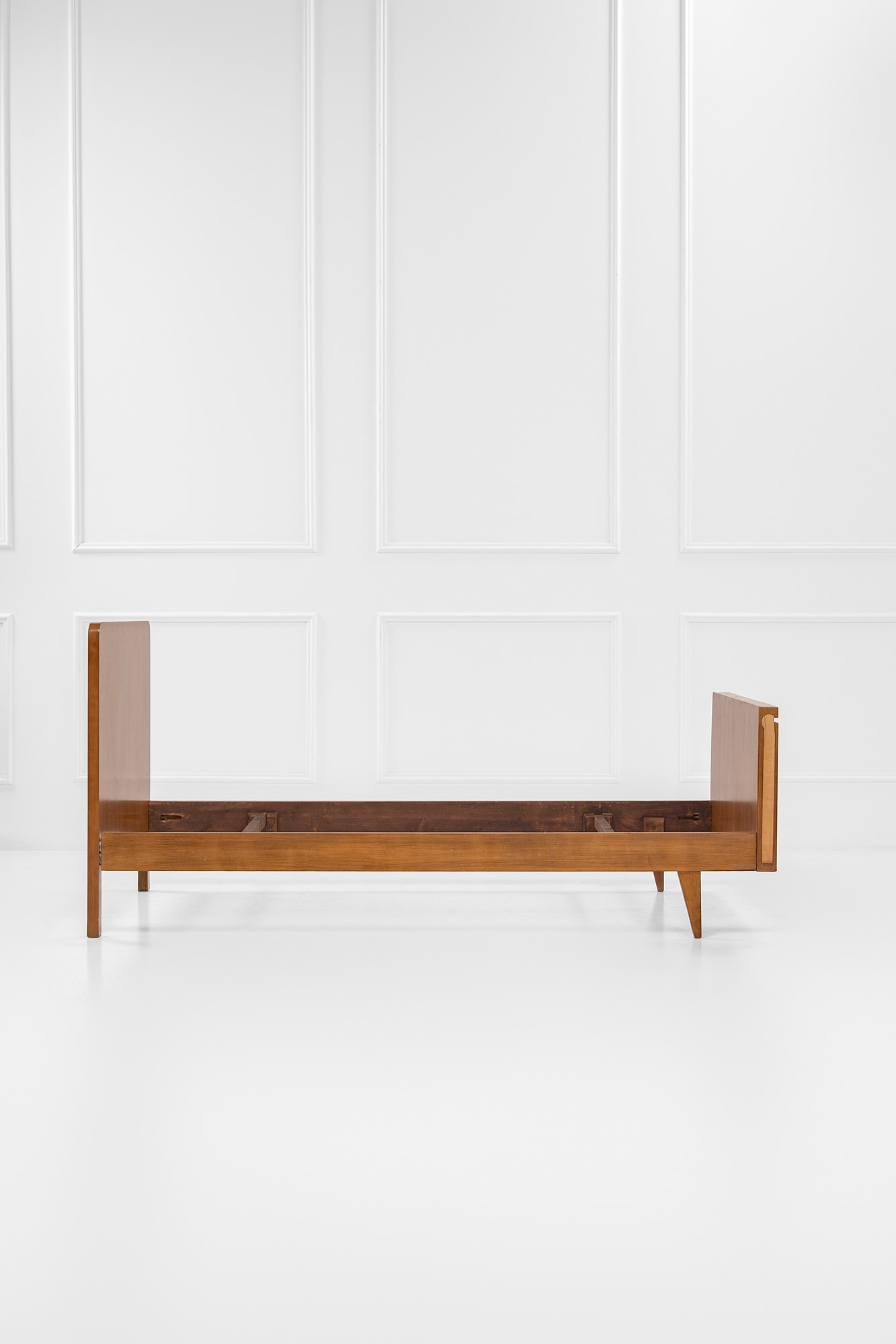 Letto con portariviste e scrittoio estraibile