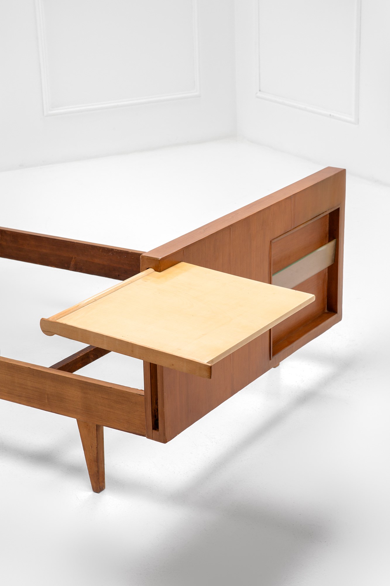 Letto con portariviste e scrittoio estraibile