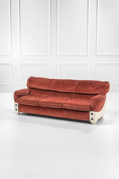 Divano a tre posti, struttura in legno e scocca in resina plastica, 1970 ca.