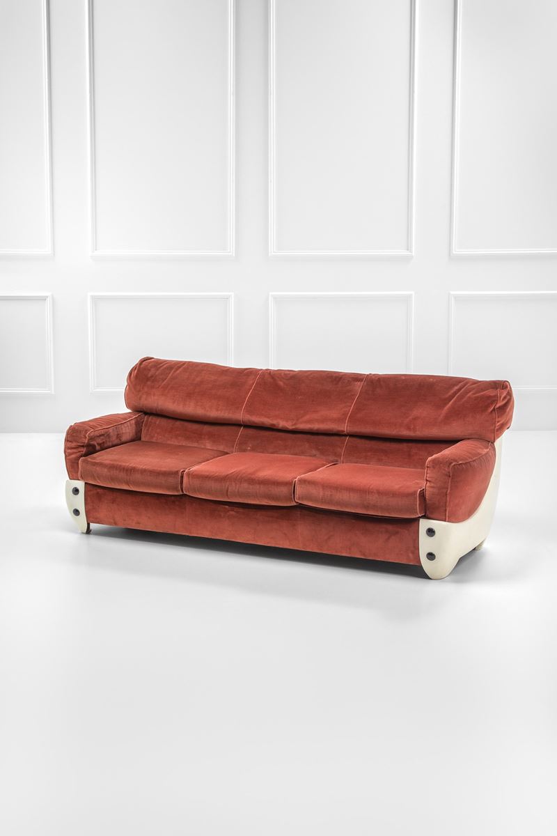 Divano a tre posti, struttura in legno e scocca in resina plastica, 1970 ca.