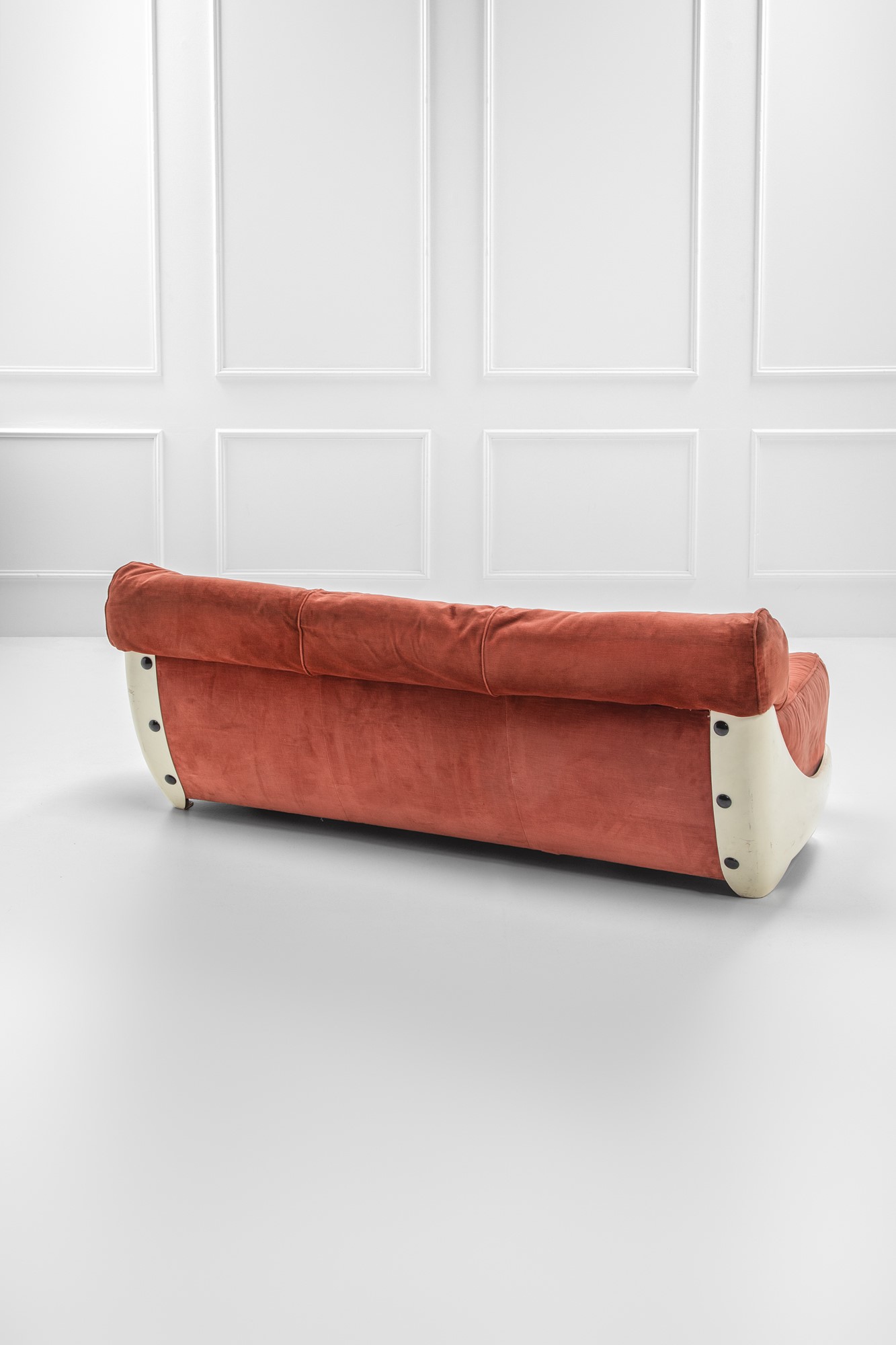 Divano a tre posti, struttura in legno e scocca in resina plastica, 1970 ca.