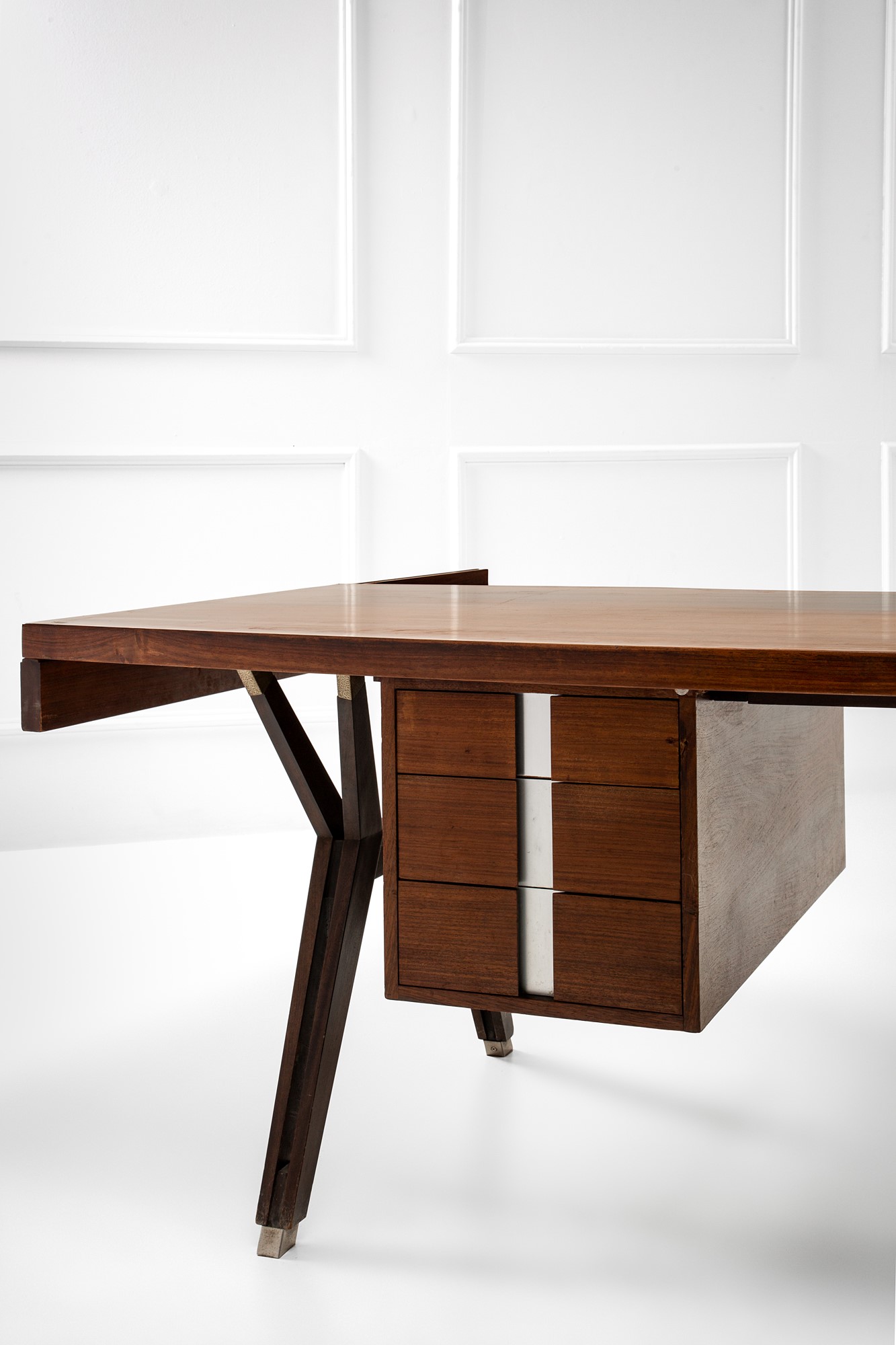 Scrivania mod. Tolomeo con dattilo e cassettiera