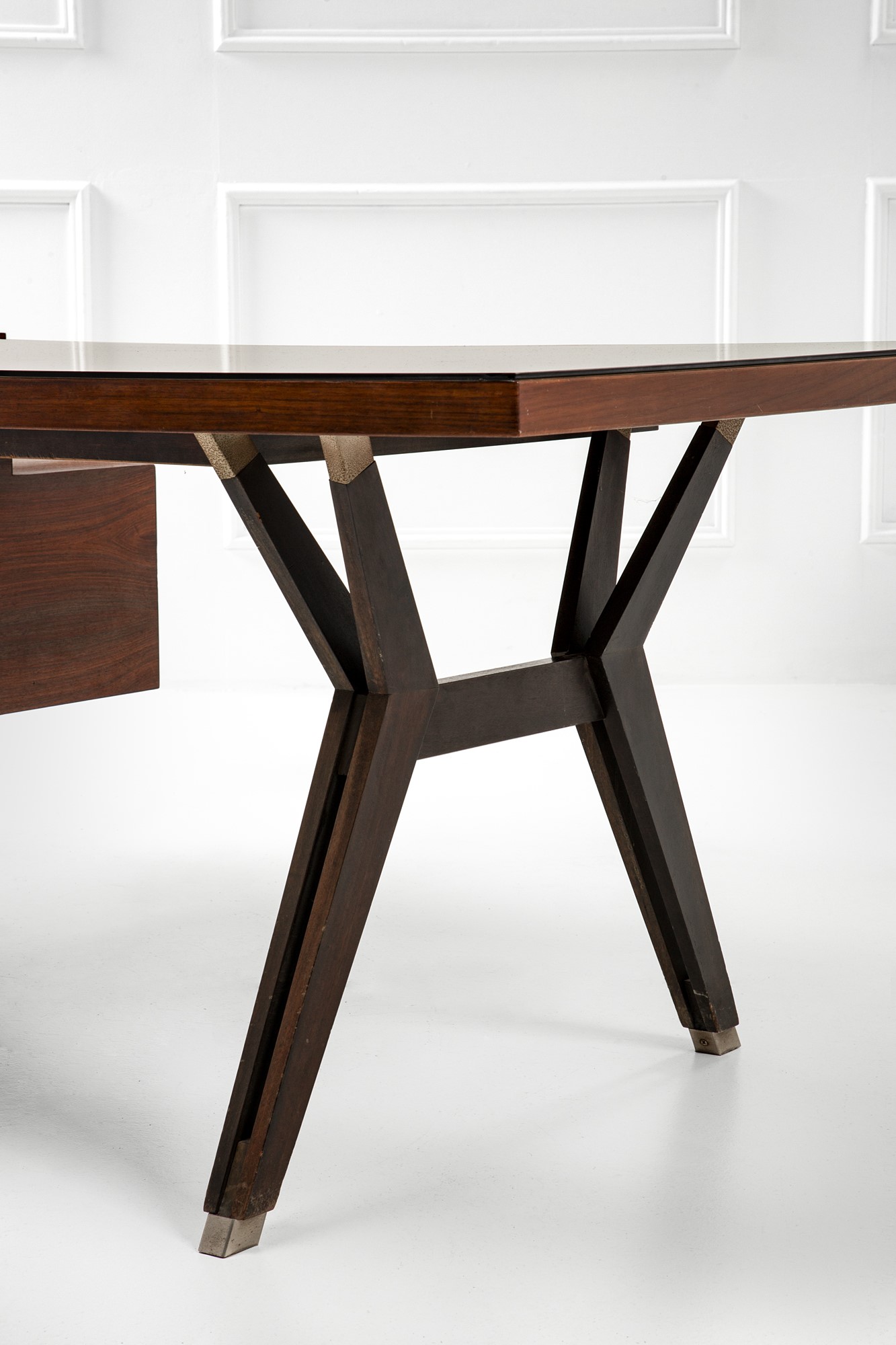 Scrivania mod. Tolomeo con dattilo e cassettiera