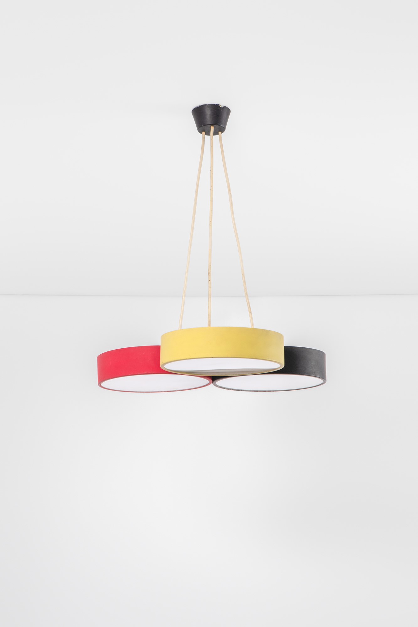 Lampadario a tre diffusori colorati