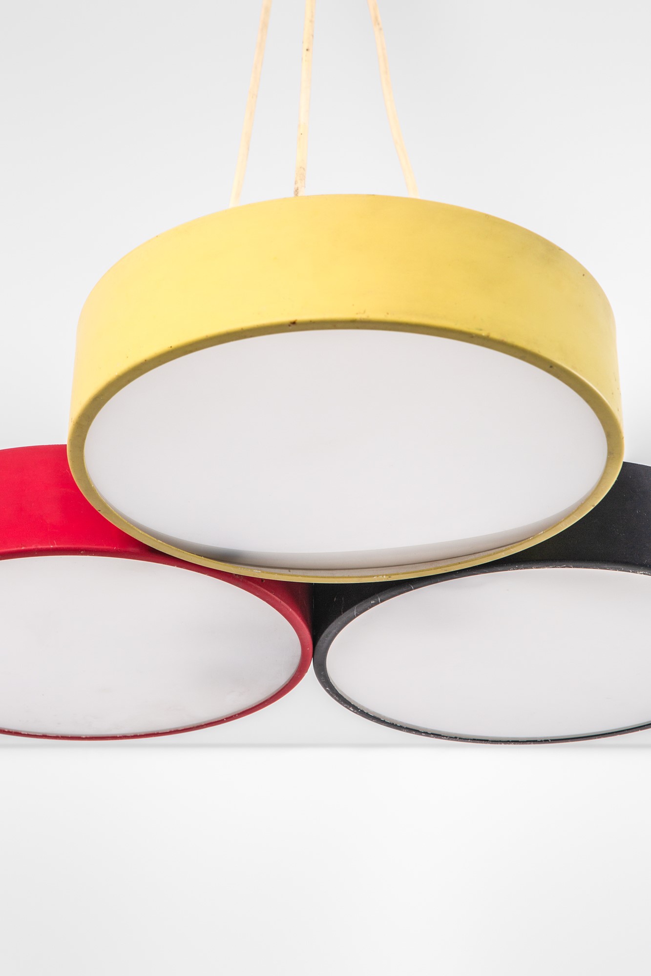 Lampadario a tre diffusori colorati