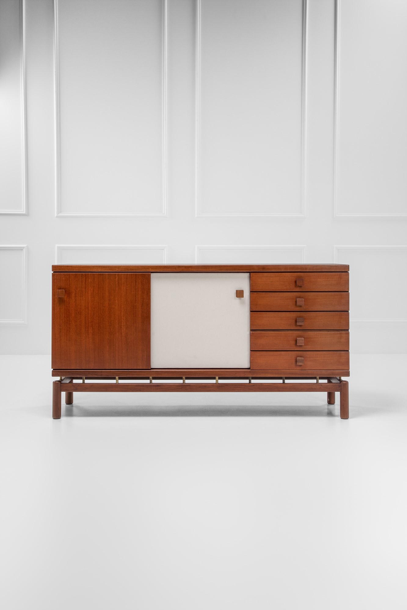 Mobile contenitore con ante e cassetti