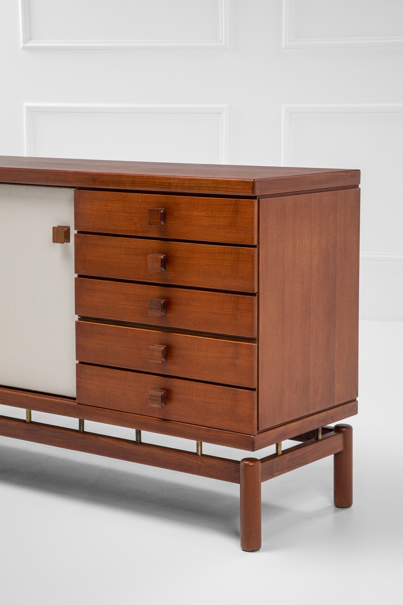 Mobile contenitore con ante e cassetti