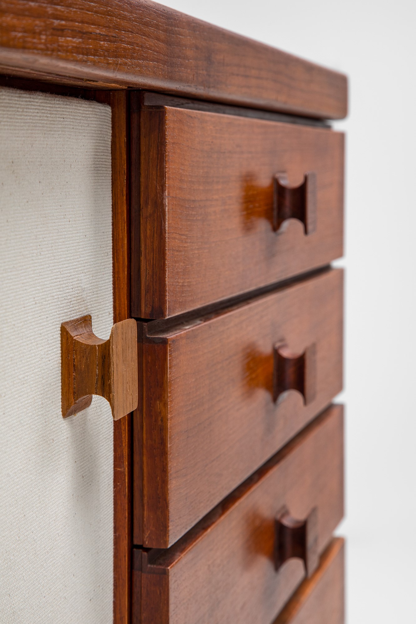 Mobile contenitore con ante e cassetti