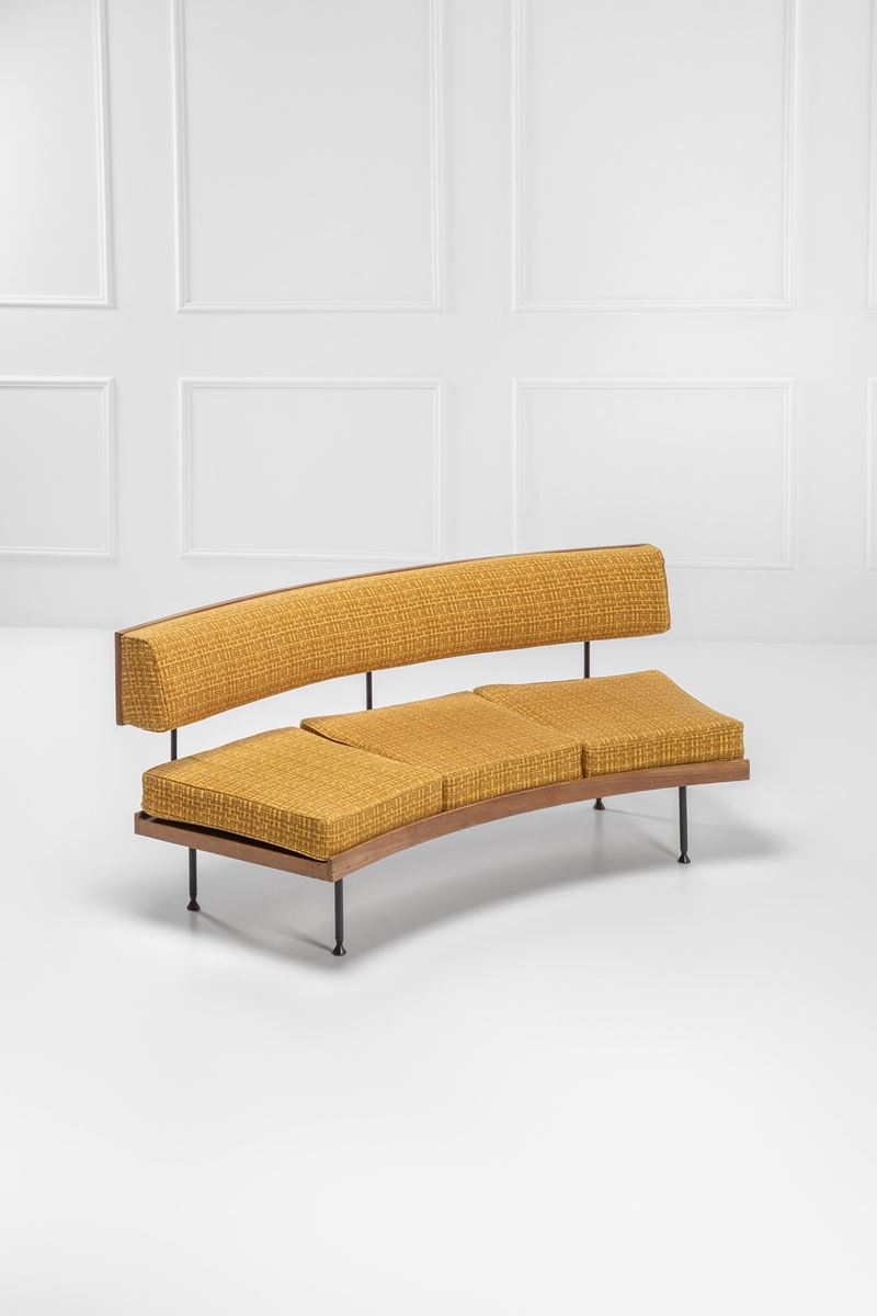 Divano curvo a tre posti