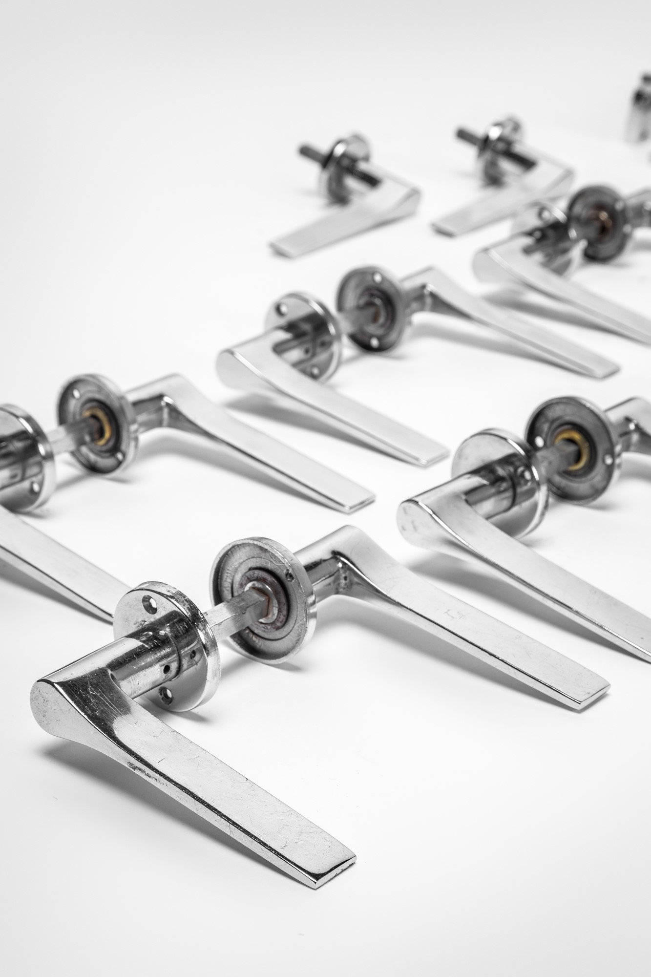 Nove coppie di maniglie da porta, nove maniglie singole da finestra e sedici bocchette