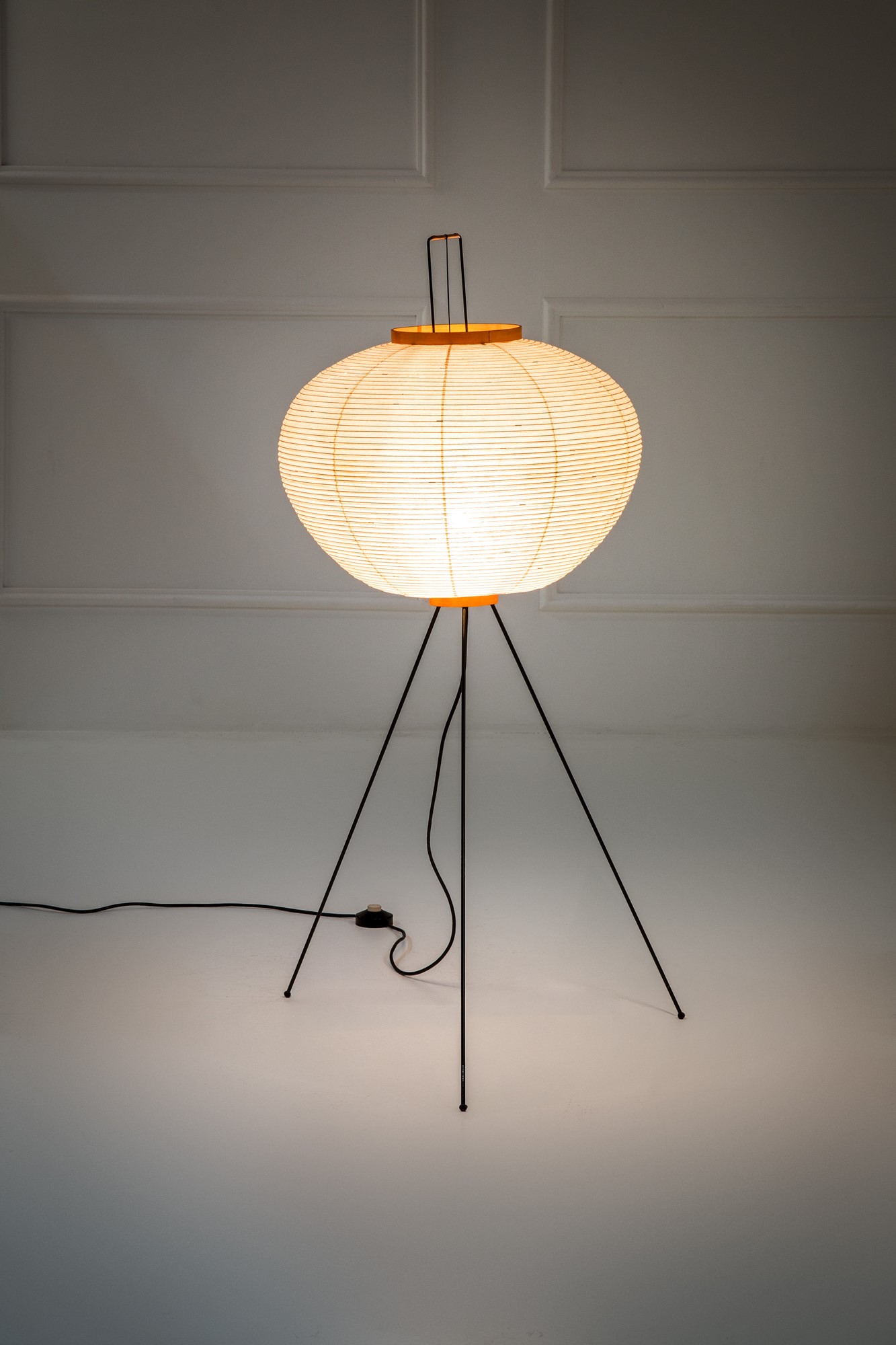 Lampada da terra della Collezione Akari Light Sculptures