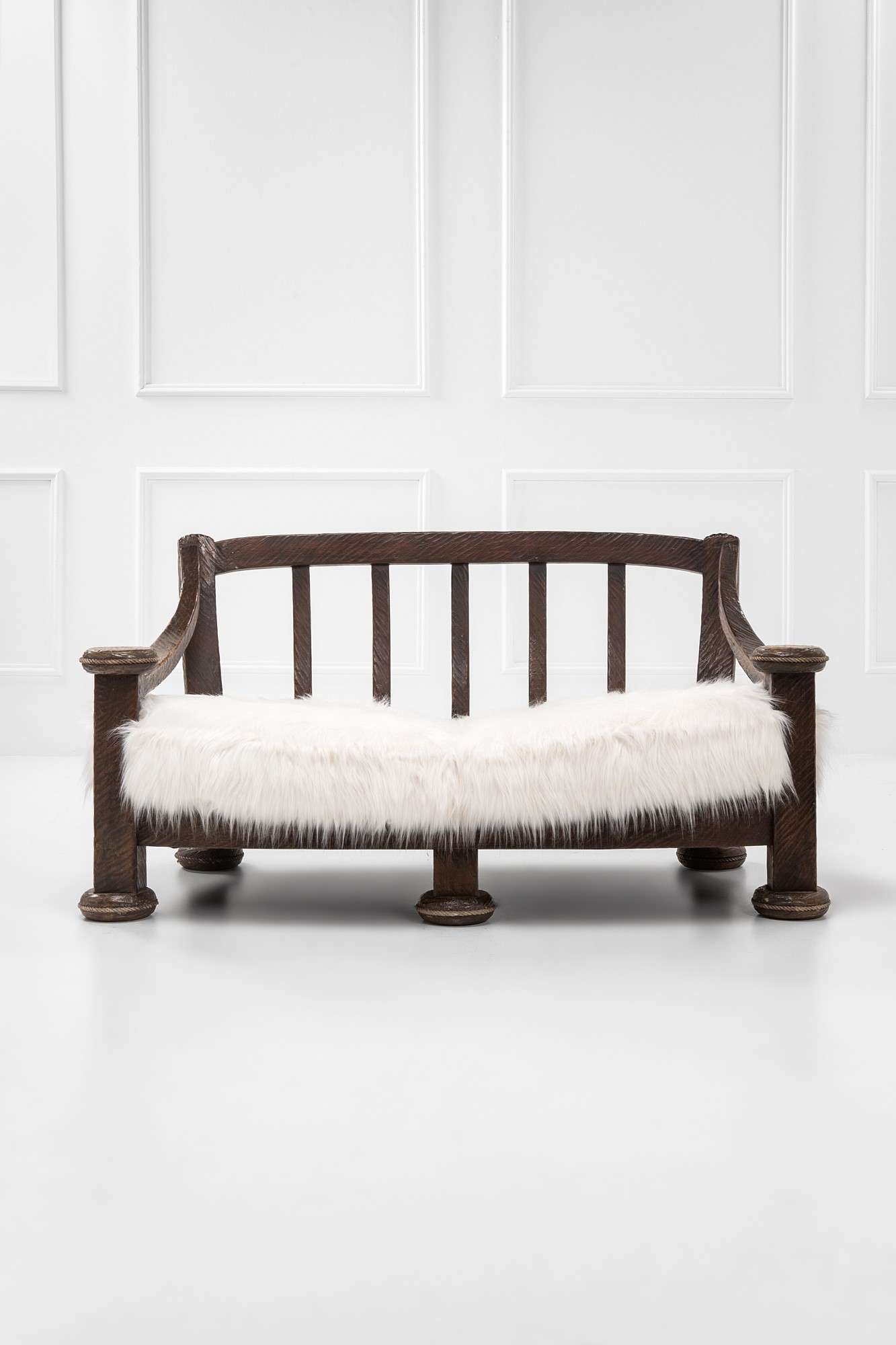 Due grandi poltrone e un divano nello stile Brutalista