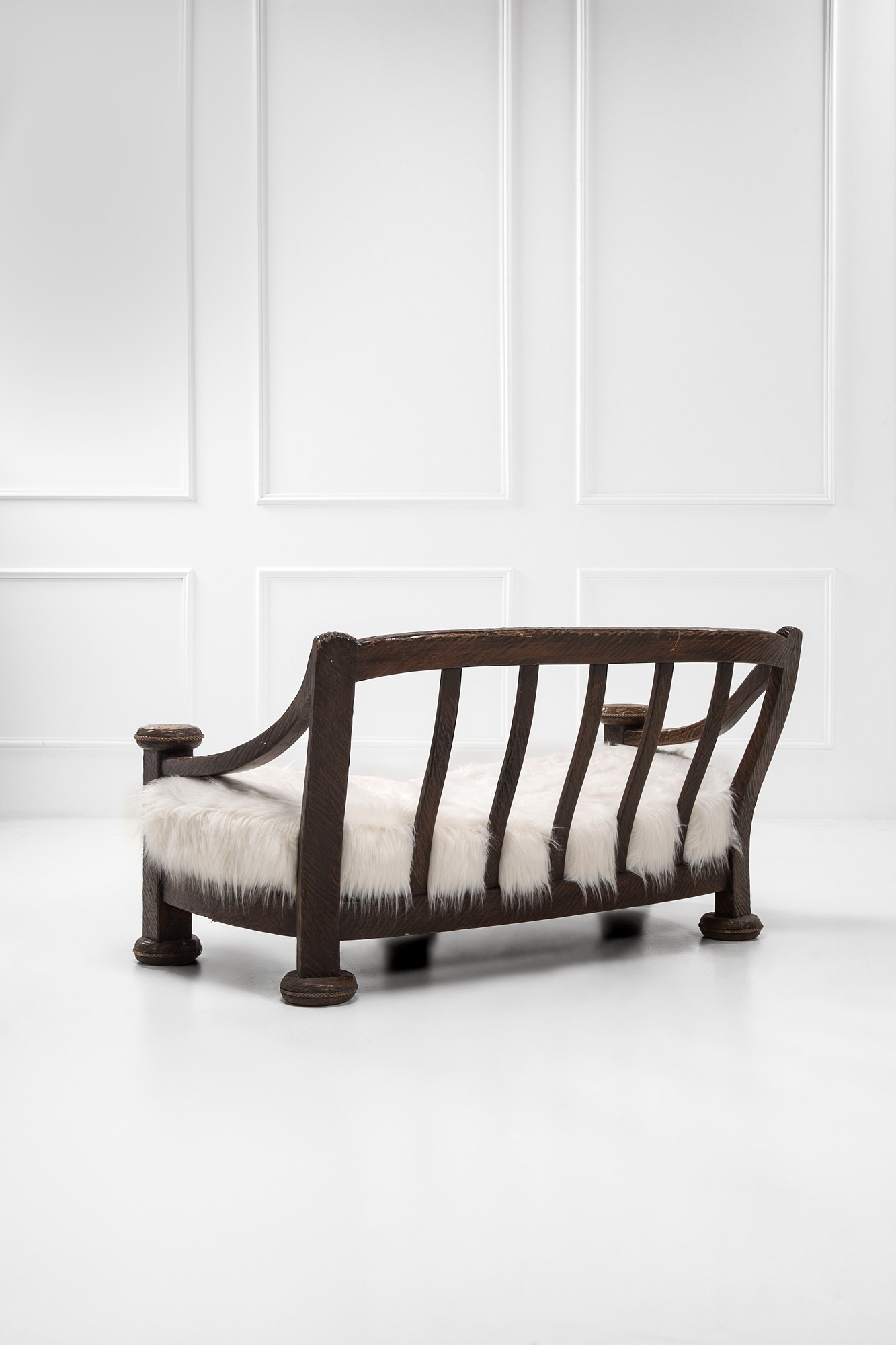 Due grandi poltrone e un divano nello stile Brutalista